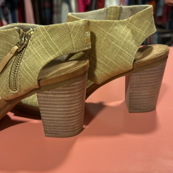 Tom’s shoes - Picture 6 of 7